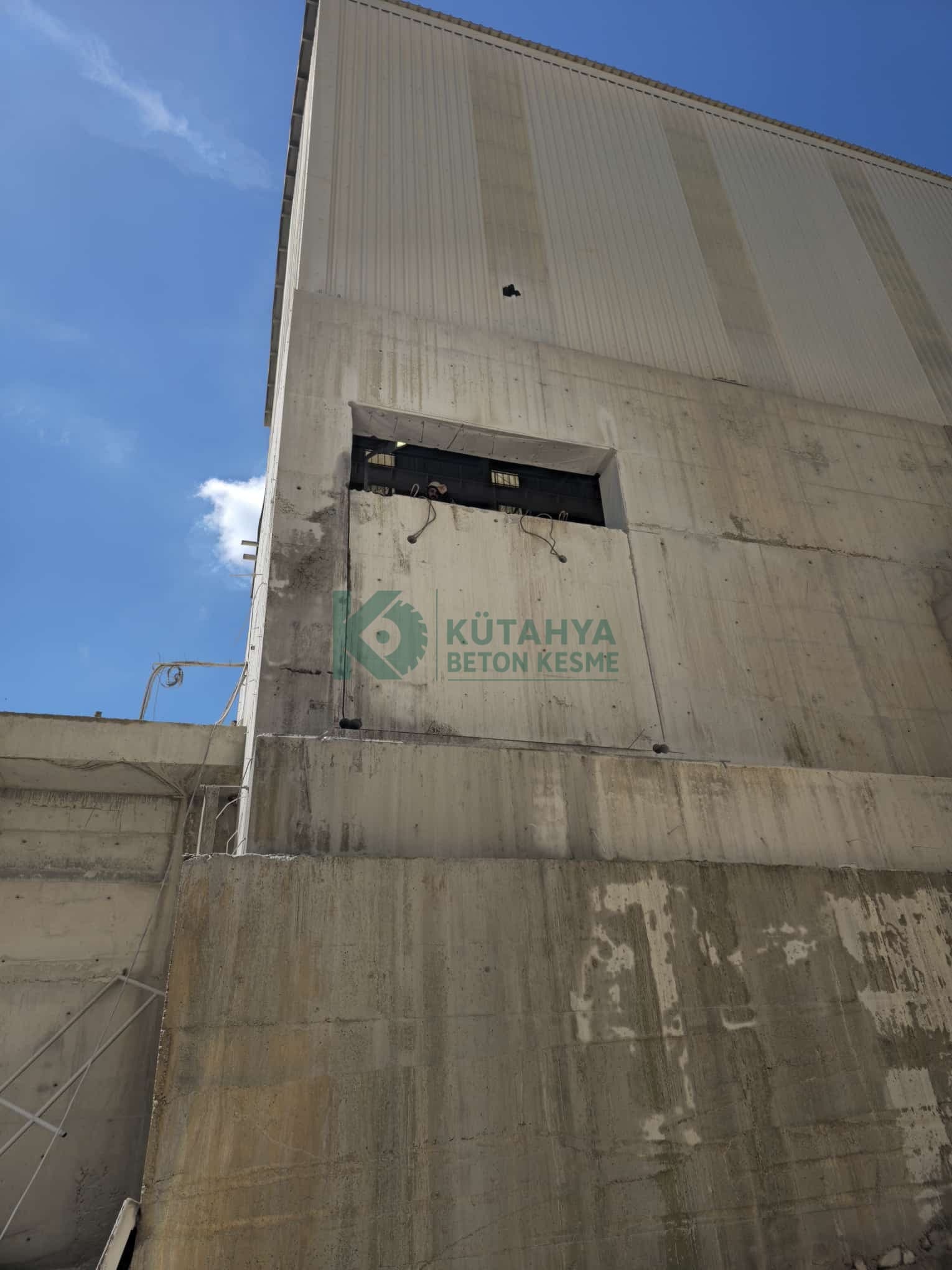 Sanayi Tesisinde Ağır Donatılı Kaide Kesimi